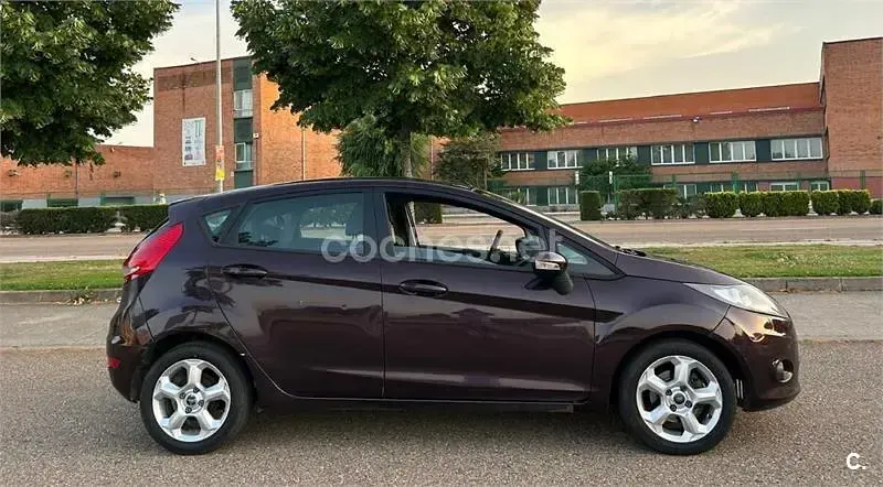 Usado Ford Fiesta Ambiente 68 CV (50 kW) 2010 Granate Berlina