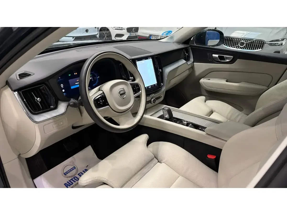 Usado Volvo XC60 Plus 350 CV (257 kW) 2024 Azul SUV