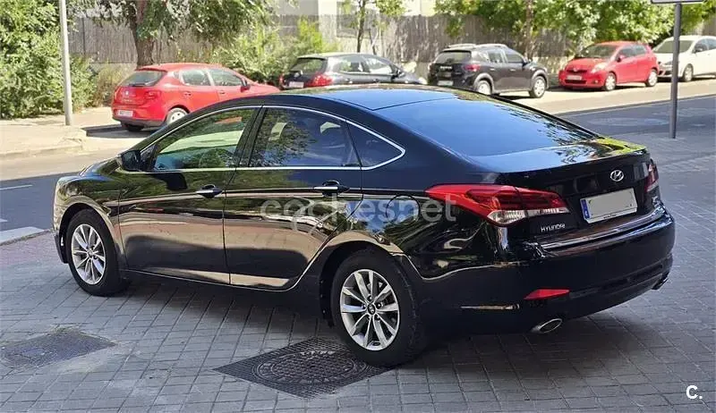 Usado Hyundai i40 141 CV (103 kW) 2017 Negro Familiar