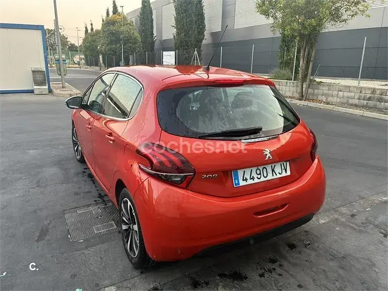Usado Peugeot 208 Allure 110 CV (80 kW) 2018 Rojo Utilitario