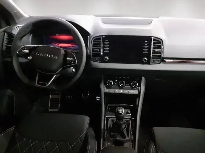 Usado Skoda Karoq SportLine 150 CV (110 kW) 2025 Rojo SUV