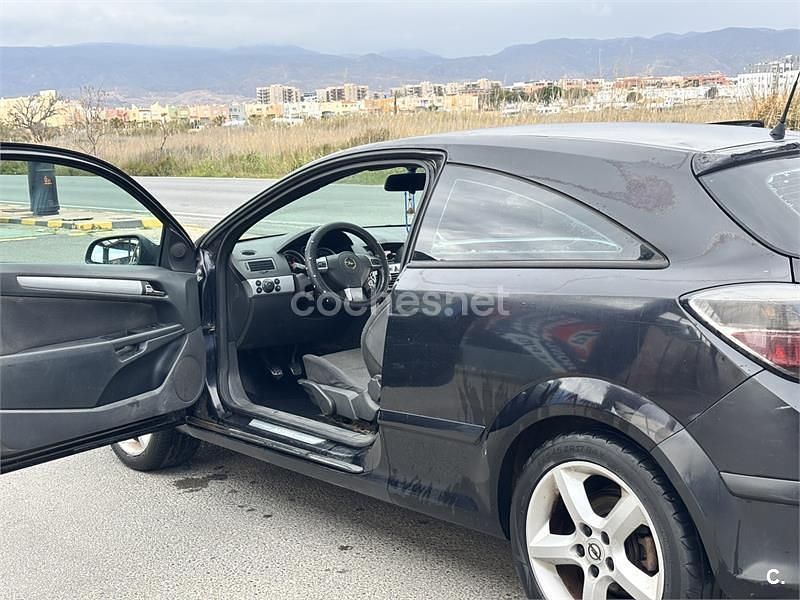 Usado Opel Astra GTC Sport 100 CV (73 kW) 2005 Negro Berlina