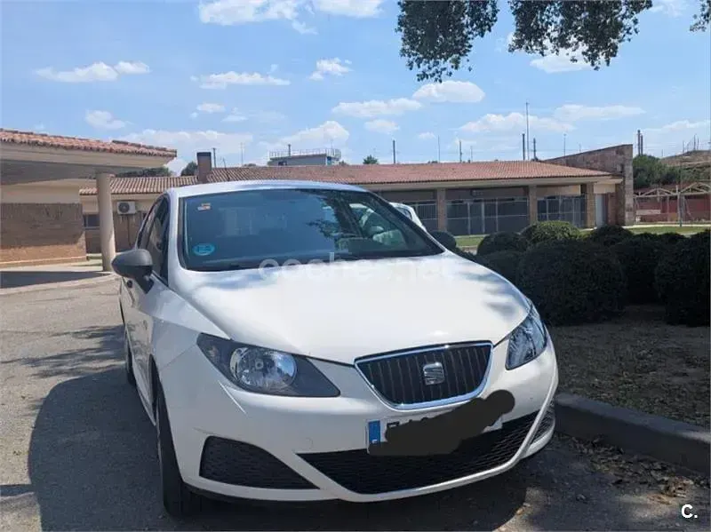 Usado Seat Ibiza Reference 85 CV (62 kW) 2010 Blanco Berlina