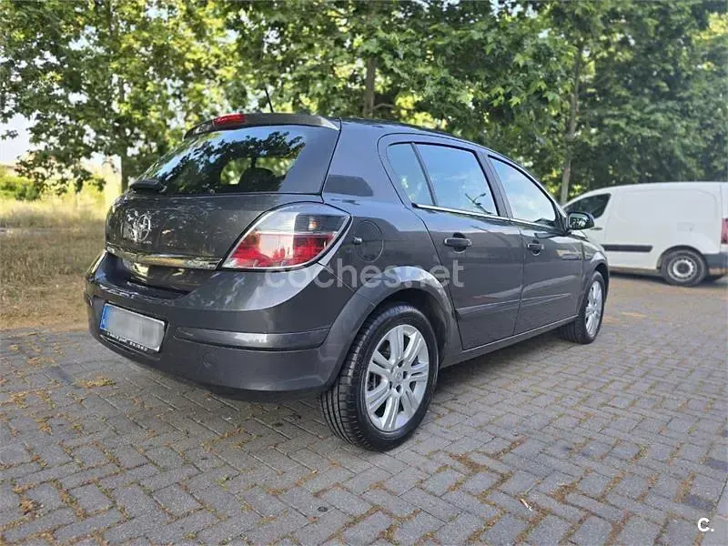 Usado Opel Astra Edition 110 CV (80 kW) 2009 Gris / plata Berlina