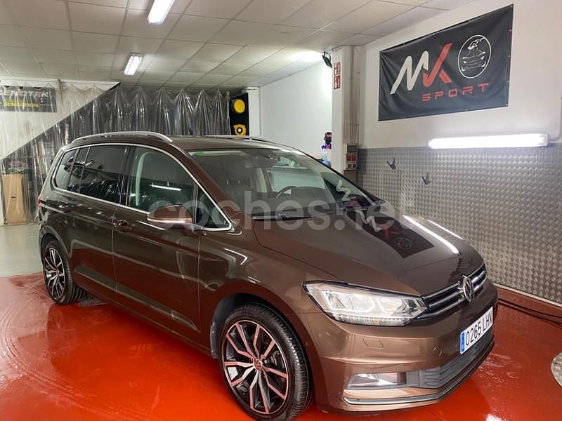 Marrón Usado 2017 VW Touran Advance Monovolumen | 21.999 € (Un poco caro) - Imagen 1/4