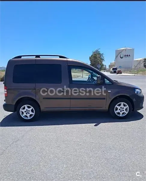 Usado VW Caddy Trendline 102 CV (75 kW) 2014 Marrón Monovolumen