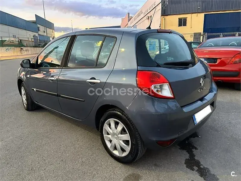 Usado Renault Clio II Expression 70 CV (51 kW) 2010 Gris / plata Berlina