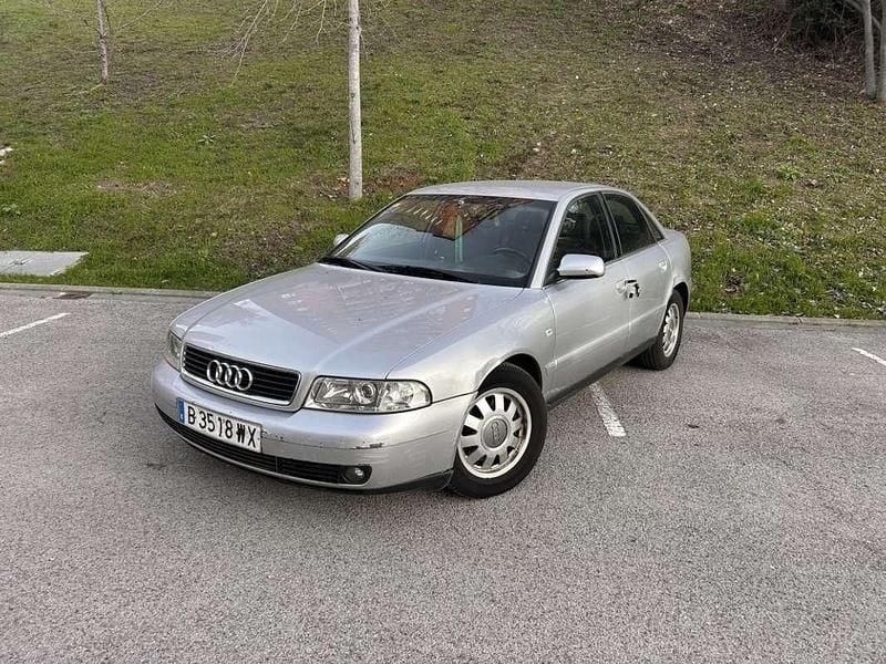 Usado Audi A4 116 CV (85 kW) 2000 Gris Berlina