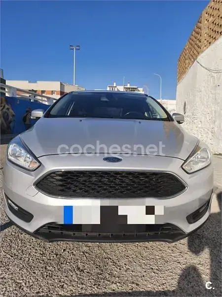 Usado Ford Focus Trend 100 CV (73 kW) 2018 Gris / plata Berlina