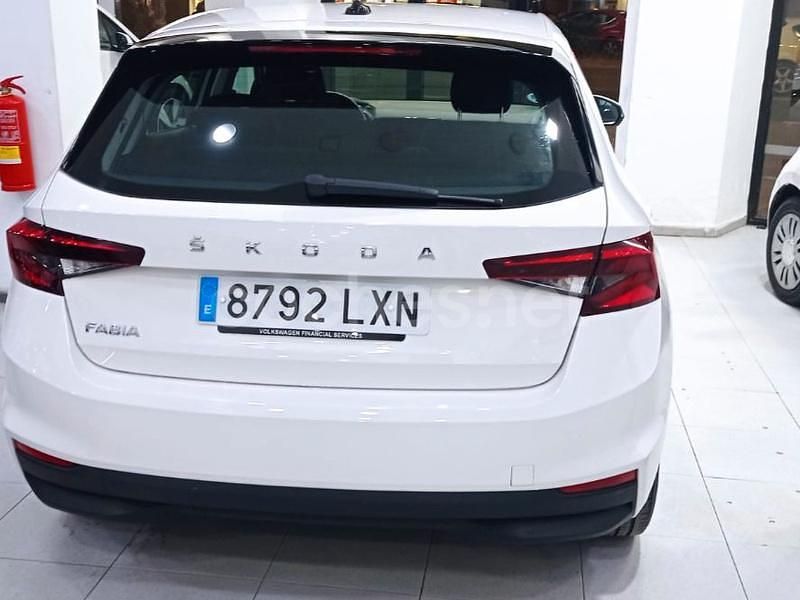 Usado Skoda Fabia Ambition 80 CV (58 kW) 2022 Blanco Berlina
