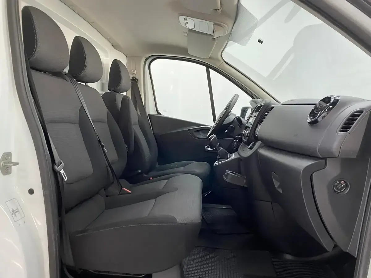 Usado Renault Trafic 120 CV (88 kW) 2021 Blanco Monovolumen