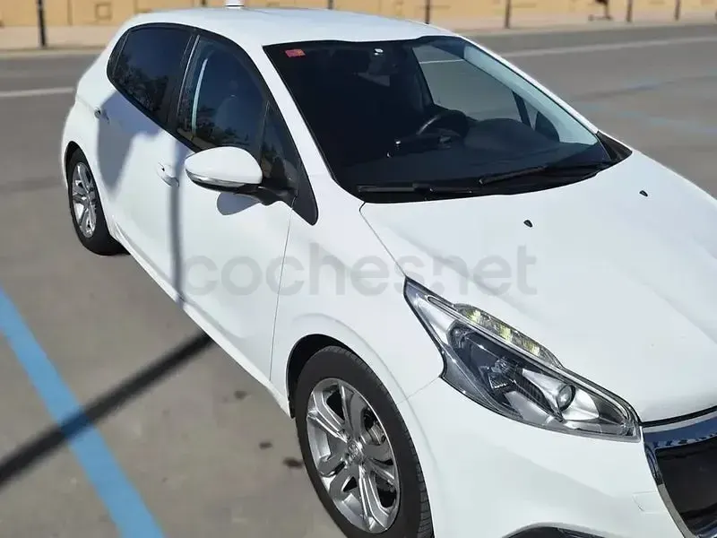 Usado Peugeot 208 Access 82 CV (60 kW) 2015 Blanco Utilitario