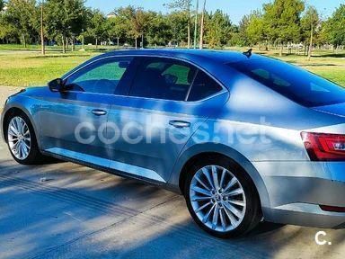 Usado Skoda Superb Style 190 CV (139 kW) 2016 Gris / plata Berlina
