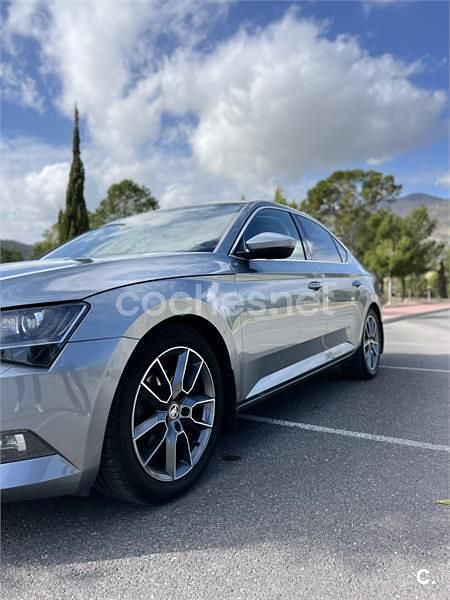 Usado Skoda Superb 190 CV (139 kW) 2015 Gris / plata Berlina