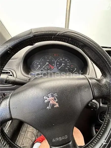 Usado Peugeot 206 90 CV (66 kW) 2002 Negro Berlina