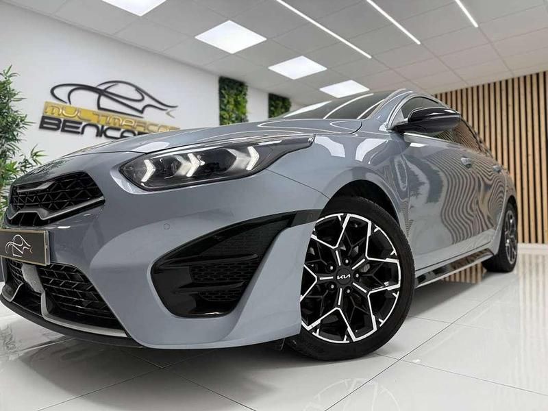 Usado Kia ProCeed GT-Line 160 CV (117 kW) 2022 Gris Familiar