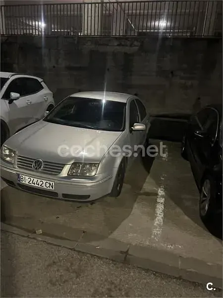 Usado VW Bora Trendline 110 CV (80 kW) 1999 Gris / plata Berlina