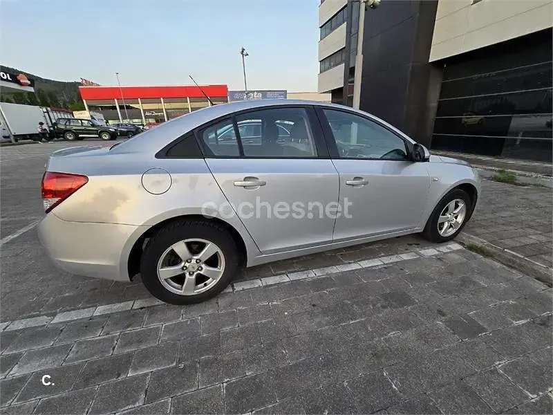 Usado Chevrolet Cruze LS 113 HP (83 kW) 2010 Cinzento Sedan