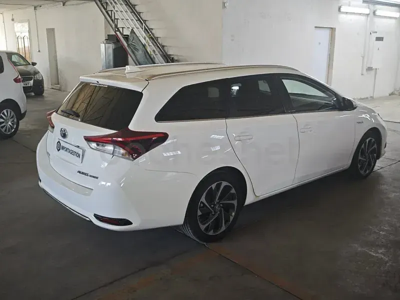 Usado Toyota Auris Hybrid Active 136 CV (100 kW) 2016 Blanco Familiar
