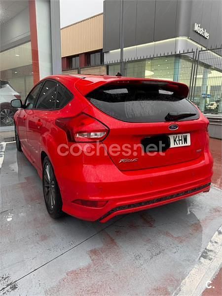 Usado Ford Focus ST-Line 125 CV (91 kW) 2018 Rojo Berlina