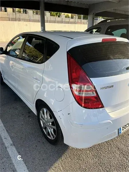 Usado Hyundai i30 Comfort 109 CV (80 kW) 2011 Blanco Berlina