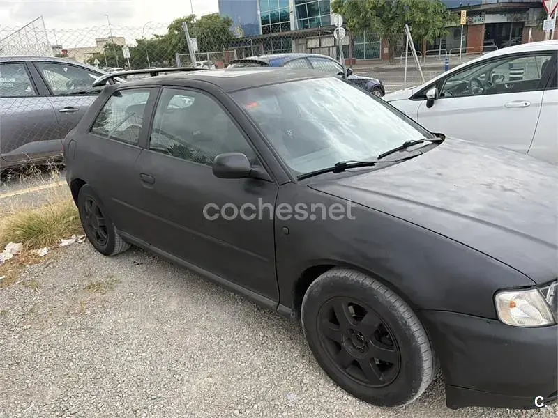 Usado Audi A3 Ambiente 110 CV (80 kW) 1999 Negro Utilitario