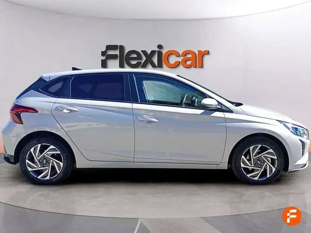 Usado Hyundai i20 101 CV (74 kW) 2025 Gris Utilitario