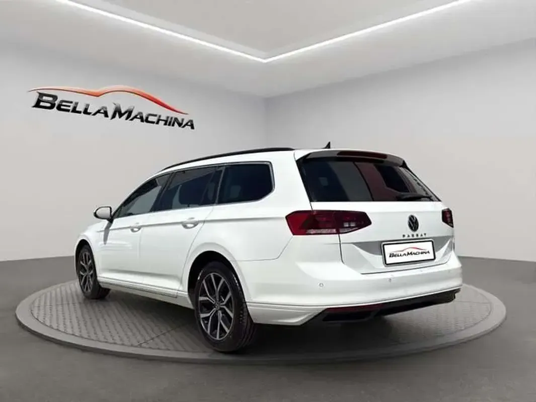 Usado VW Passat Executive 150 CV (110 kW) 2022 Blanco Familiar