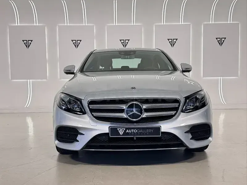 Usado Mercedes E300 306 CV (225 kW) 2019 Gris / plata Berlina