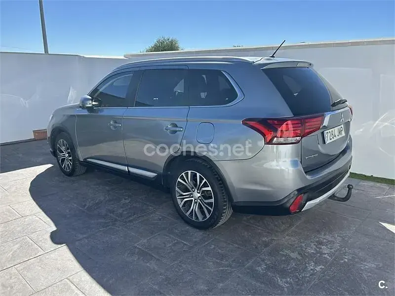 Usado Mitsubishi Outlander Motion 150 CV (110 kW) 2016 Gris / plata SUV
