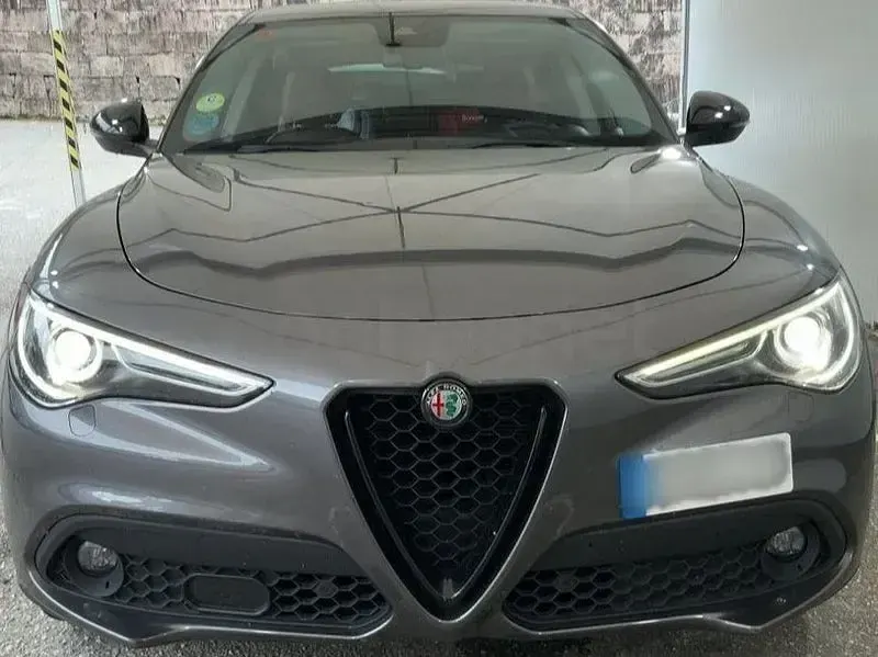 Usado Alfa Romeo Stelvio Executive 210 CV (154 kW) 2019 Gris / plata SUV