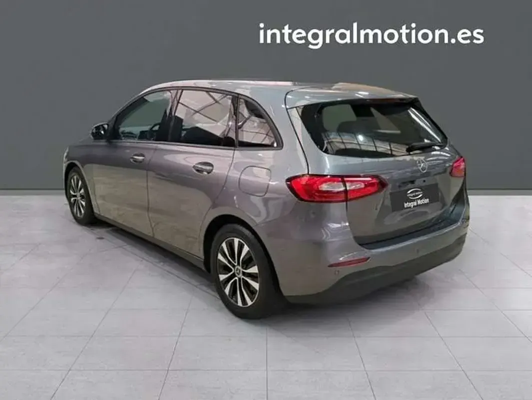 Usado Mercedes B180 136 CV (100 kW) 2020 Gris Utilitario