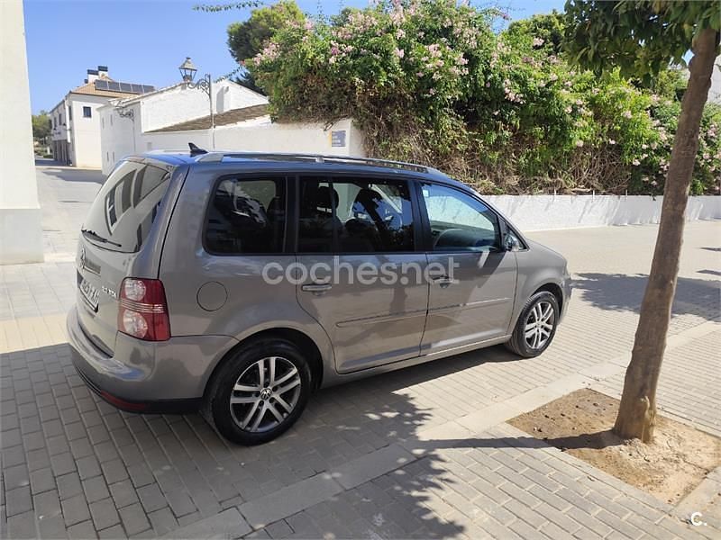 Usado VW Touran Highline 140 CV (102 kW) 2007 Gris / plata Monovolumen