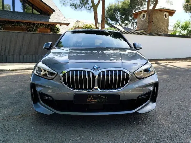 Usado BMW 118 Comfort Edition 136 CV (100 kW) 2024 Gris / plata Utilitario