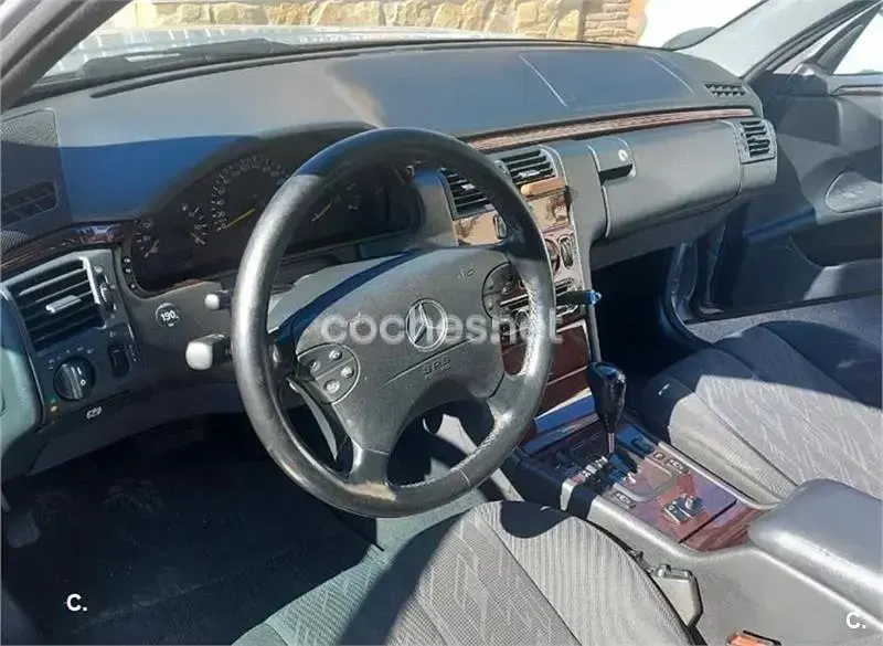 Usado Mercedes E220 Classic 143 CV (105 kW) 2001 Gris / plata Berlina