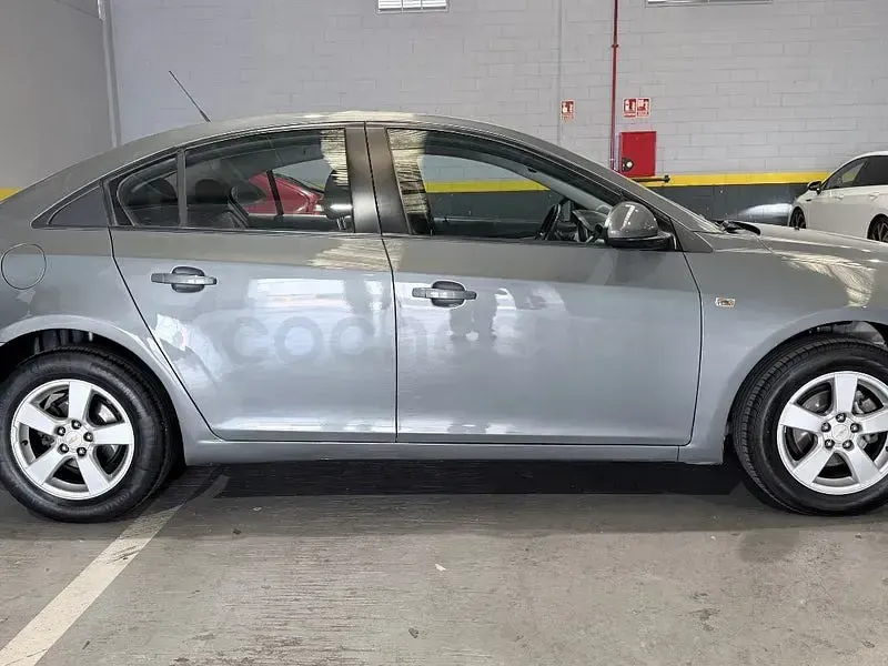 Usado Chevrolet Cruze LS 124 CV (91 kW) 2011 Gris / plata Berlina