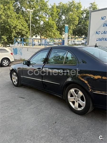 Usado Mercedes E270 Avantgarde 170 CV (125 kW) 2003 Azul Berlina