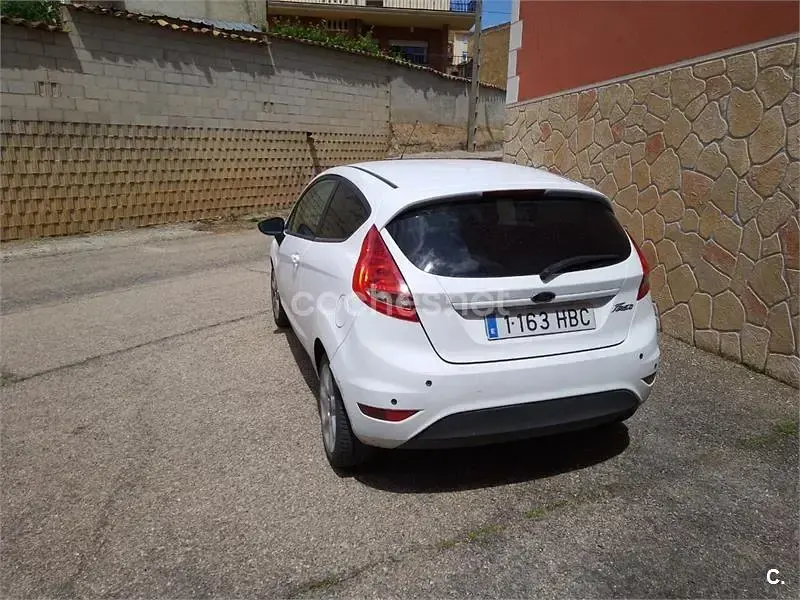 Usado Ford Fiesta Trend 95 CV (69 kW) 2010 Blanco Berlina