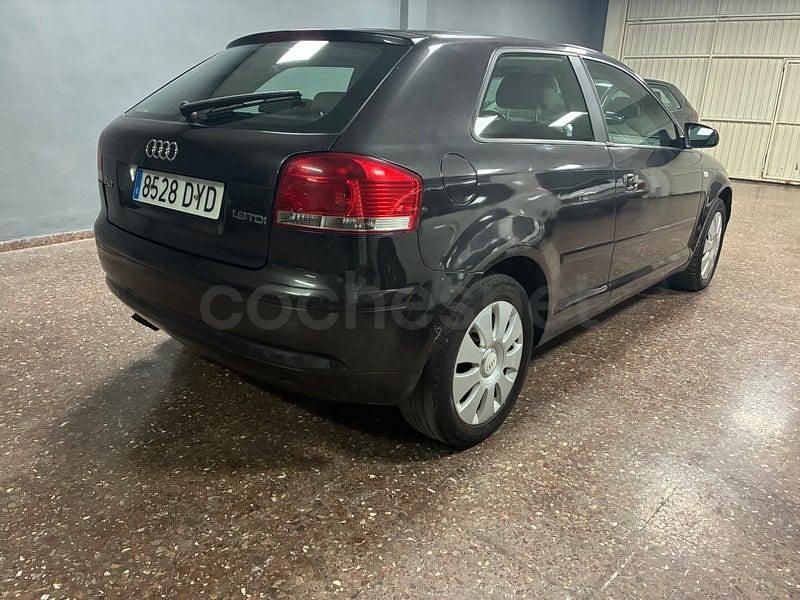 Usado Audi A3 Ambiente 105 CV (77 kW) 2005 Negro Utilitario