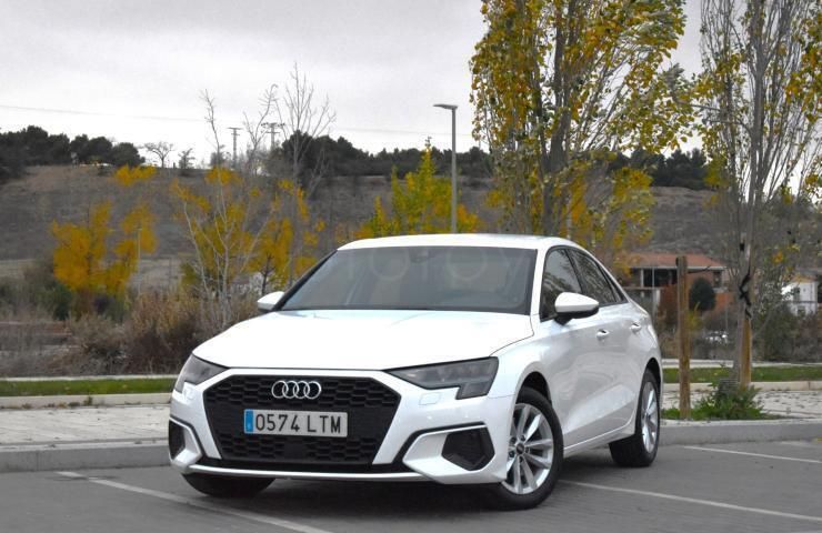 Blanco Usado 2021 Audi A3 Design Berlina | 23.900 € (Un poco caro) - Imagen 1/4