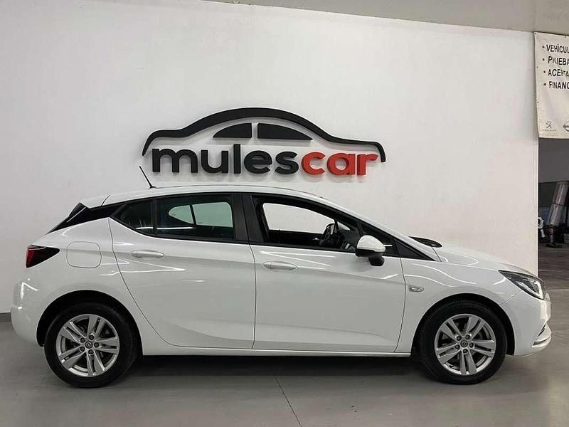 Usado Opel Astra Dynamic 110 CV (80 kW) 2019 Blanco Utilitario