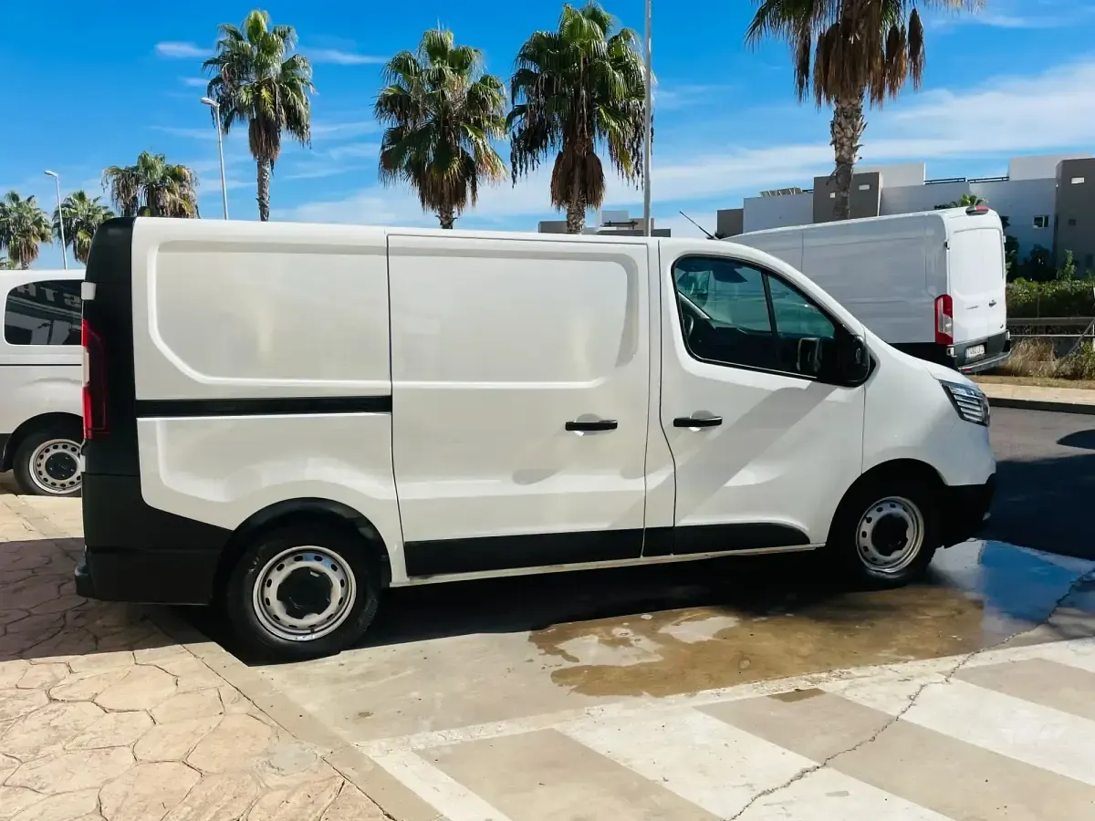 Usado Renault Trafic 110 CV (80 kW) 2022 Blanco Monovolumen
