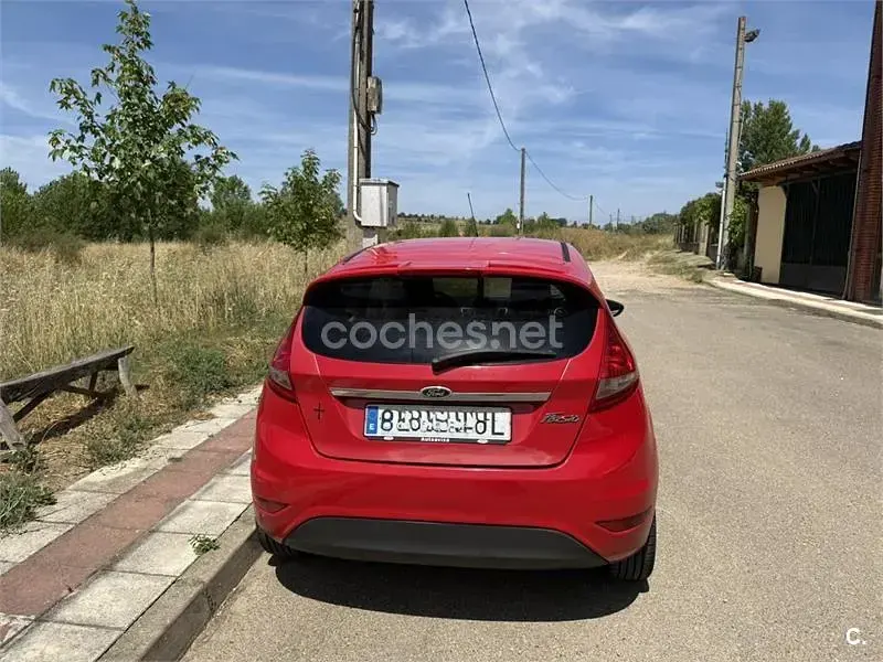 Usado Ford Fiesta Titanium 95 CV (69 kW) 2012 Rojo Berlina