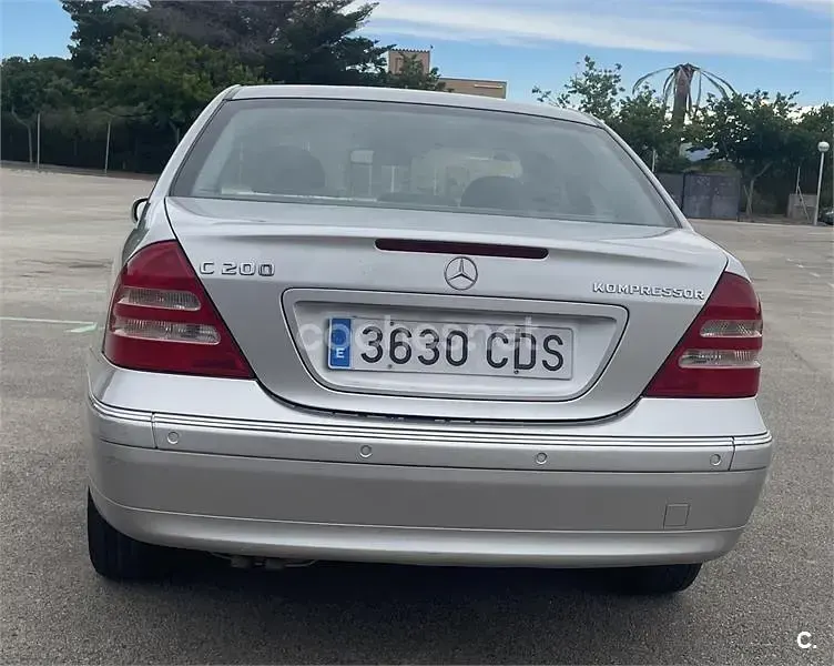 Usado Mercedes C200 Elegance 163 CV (119 kW) 2003 Gris / plata Berlina