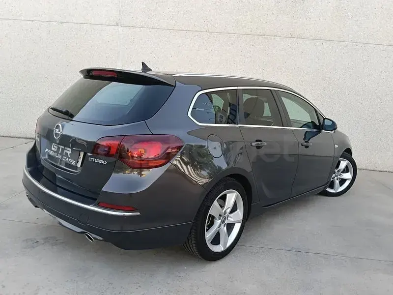 Usado Opel Astra 195 CV (143 kW) 2015 Gris / plata Familiar