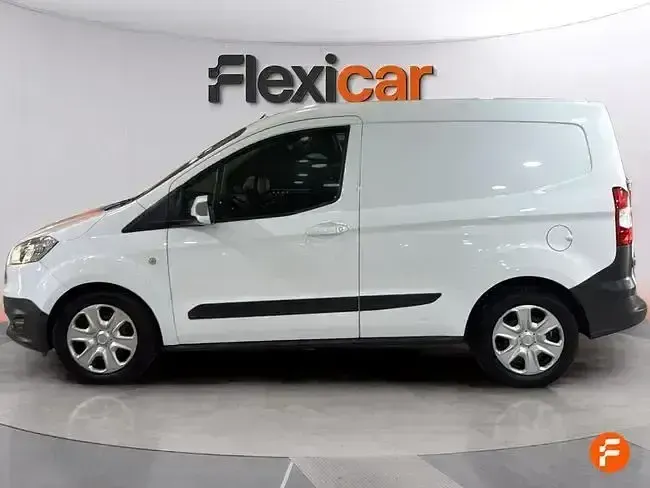 Usado Ford Tourneo Courier Trend 100 CV (73 kW) 2018 Blanco Monovolumen