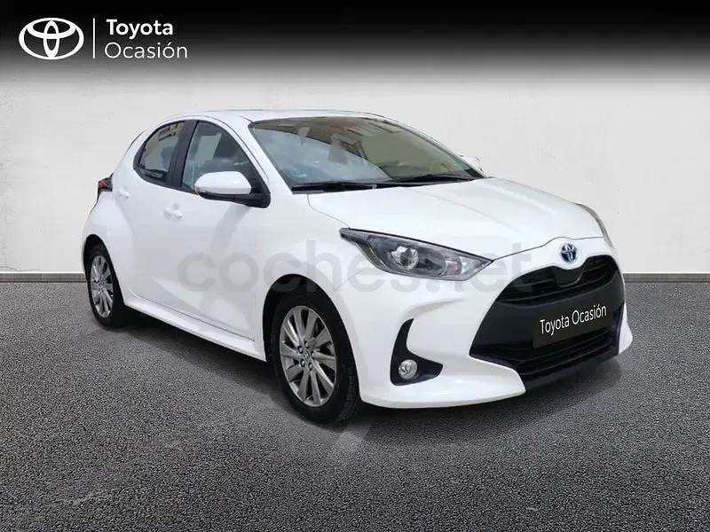 Usado Toyota Yaris Hybrid Active 116 CV (85 kW) 2023 Blanco Berlina