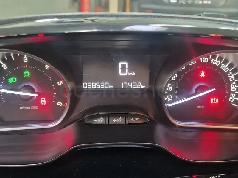 Usado Peugeot 2008 Style 100 CV (73 kW) 2018 Gris / plata SUV