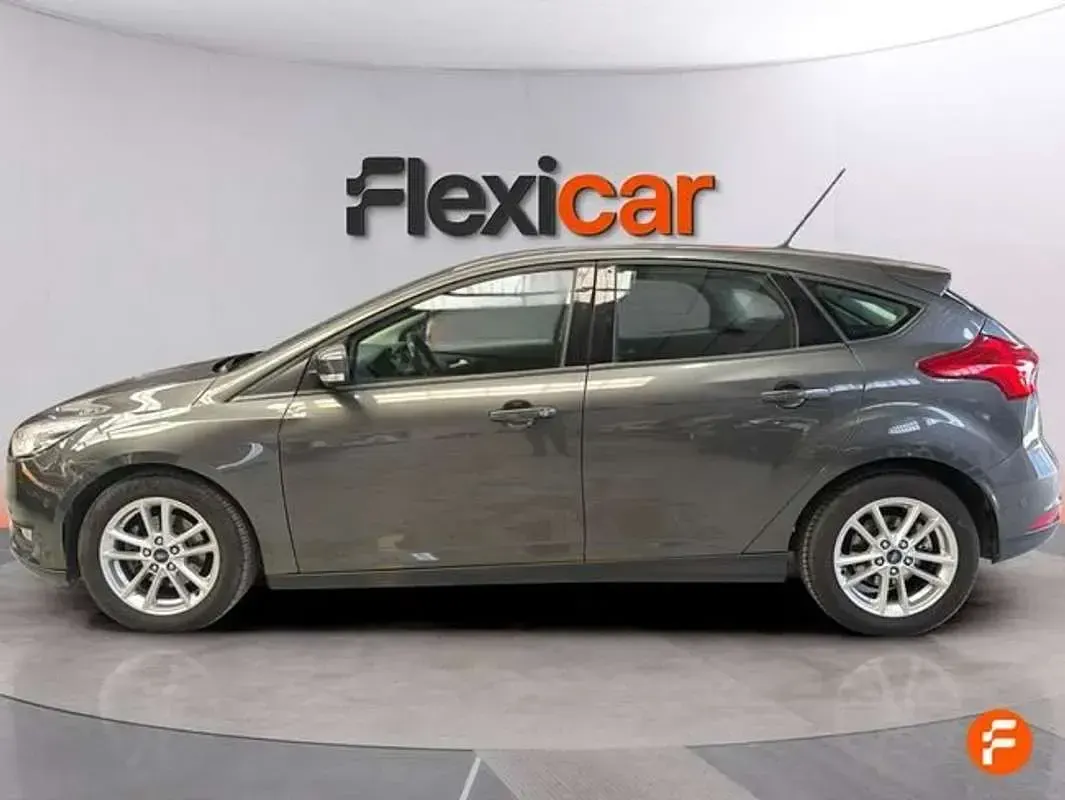Begagnad Ford Focus ST-Line 125 HK (91 kW) 2017 Grå Halvkombi