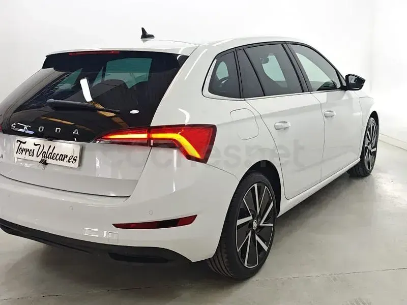 Usado Skoda Scala Sport 110 CV (80 kW) 2021 Blanco Utilitario